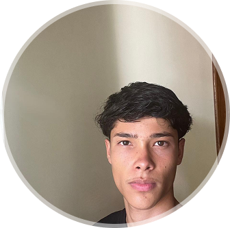 Foto de Raysson Mendes, com uma camisa preta